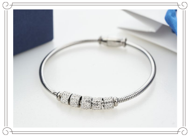 レディース向けシルバーブレスレットとは？種類や人気ブランドを紹介