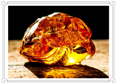 宝石「琥珀」とは？特徴や注意点、お手入れ方法を紹介